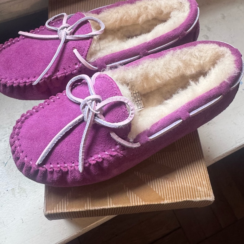 UGG kids Magenta Moccasins Purple - Picture 3 of 5